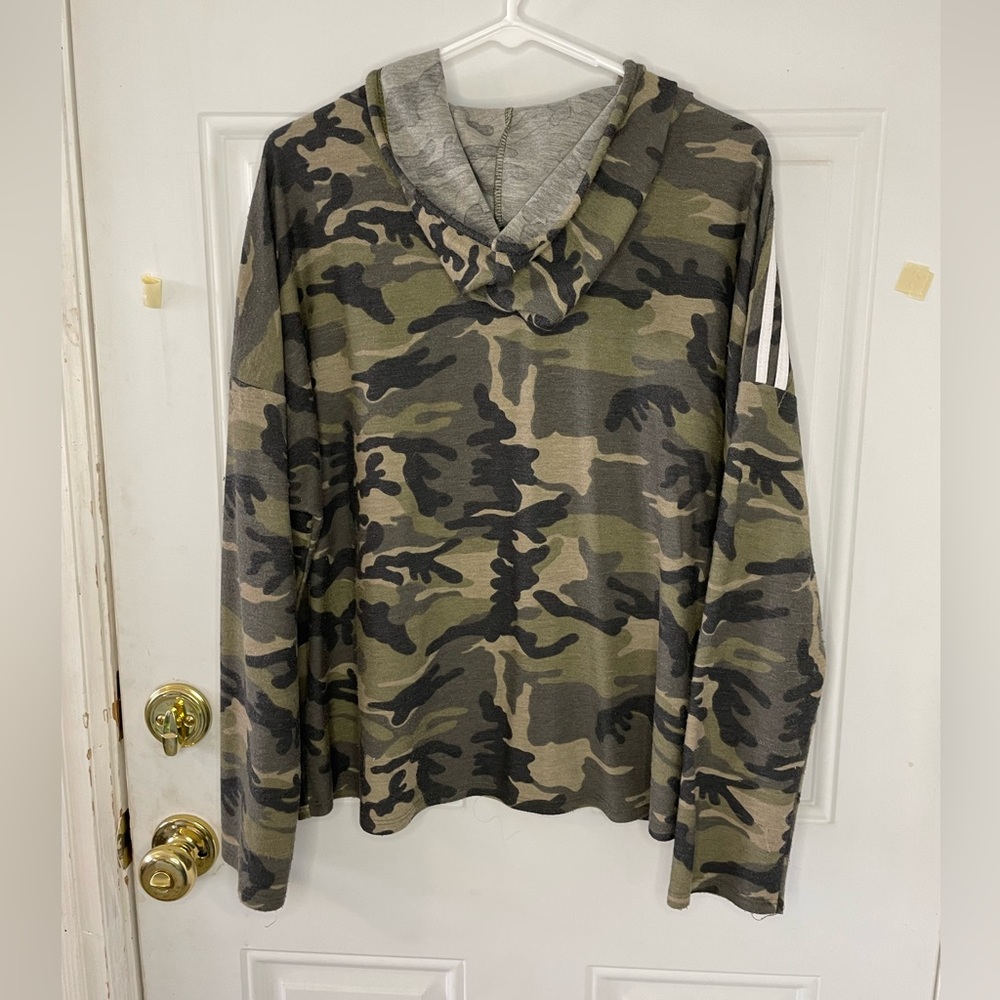 📚BACK TO SCHOOL SALE!✏️ Sporty camo lightweight hoodie. - Picture 3 of 4